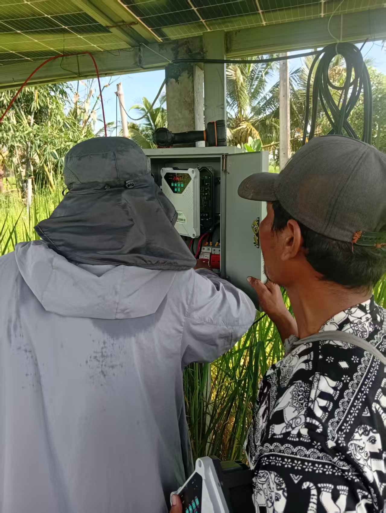 ทีมช่างตรวจสอบกล่องควบคุมของระบบปั๊ม EIIMAN